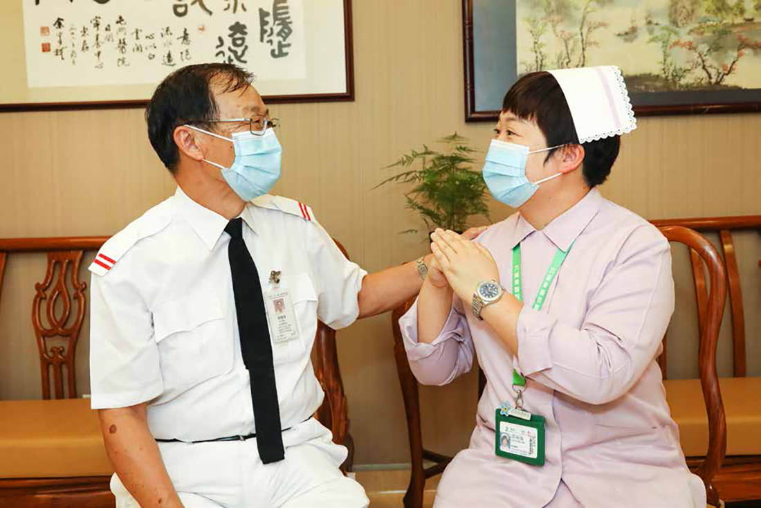 譚婉儀提到爸爸從事寧養工作，即作出敬佩手勢，譚耀輝笑逐顏開。