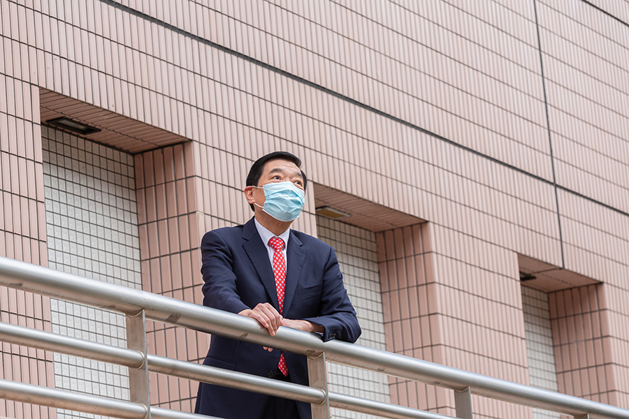 醫管局主席范鴻齡以「截上游、放下流、中間分流」，解釋如何穩定公立醫院服務需求。