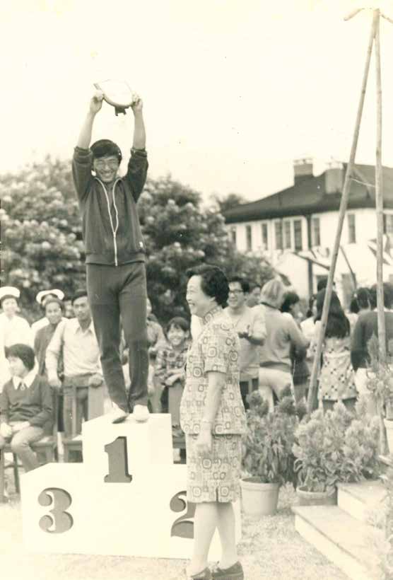 照片攝於1973年11月在九龍醫院舉行的運動會，可見譚耀輝是一名運動健將！
