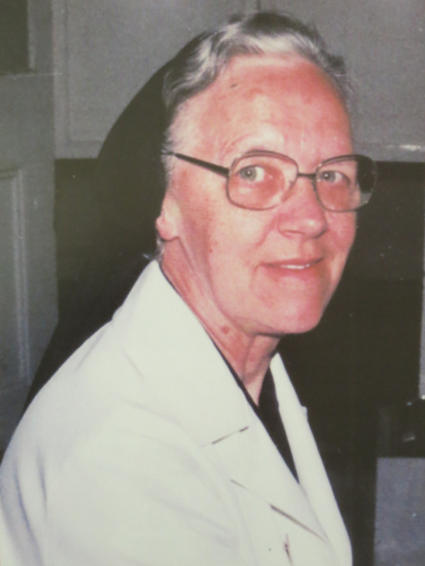 1955年，香港大學外科教授Dr A.R.Hodgson在律敦治療養院內科醫生紀寶儀修女協助下，推行「前路清創及融合術」，治療脊柱結核，獲西方稱譽為「香港手術」。