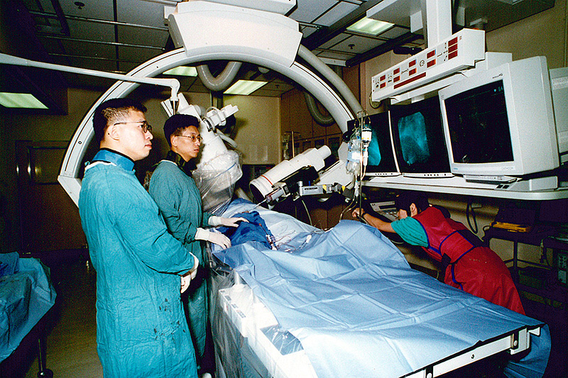 瑪嘉烈醫院心臟介入治療中心手術室今昔對照。科技發展一日千里，90年代俗稱「大牛龜」的電腦屏幕已被「薄mon」取代，提供更清晰精準的手術影像。