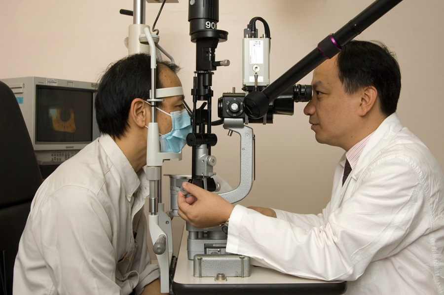 推出首個公私營協作計劃「耀眼行動」，資助合資格的病人於私營醫療界別接受白內障手術。